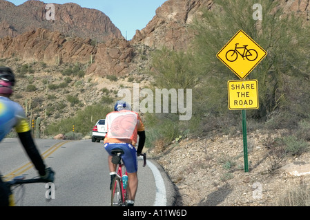 Noleggio di condividere il cartello stradale con il ciclista e auto a porte pass Tucson in Arizona USA Foto Stock
