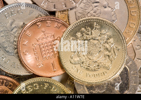 Vicino la raccolta del REGNO UNITO British monete in una pila Foto Stock