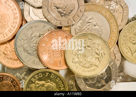 Vicino la raccolta del REGNO UNITO British monete in una pila Foto Stock