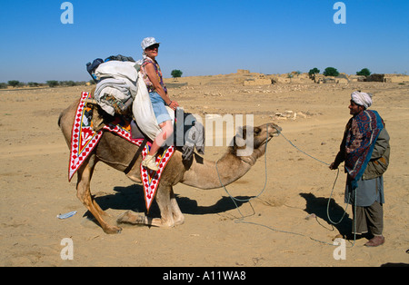 Cammello seduto durante il camel safari vicino a Jaisalmer, Rajasthan, India Foto Stock