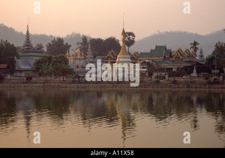 Sunrise over Jong Kham lago con riflessioni di Wat Jong Kham e Wat Jong Klang, Mae Hong Son Thailandia Foto Stock