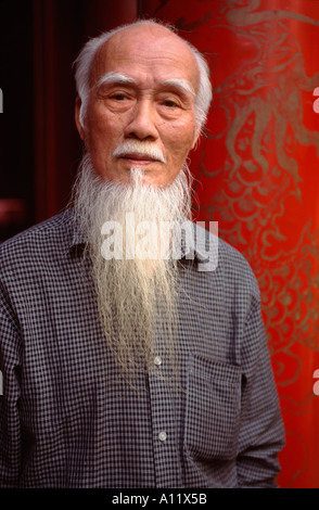 Uomo vecchio con una lunga barba bianca a Bach Ma Tempio del Cavallo Bianco, nel quartiere vecchio di Hanoi, Vietnam Foto Stock