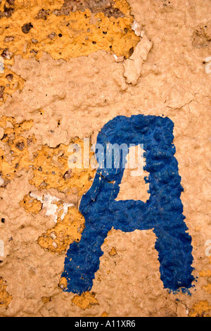 La lettera A sul lato di un edificio a spiovente Foto Stock