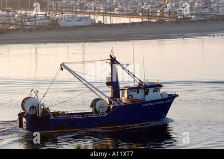 Peschereccio Cassandra Anne capi fuori Yaquina Bay sulla costa dell'Oregon Foto Stock