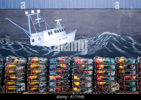 Pile di pentole di granchio contro un murale Foto Stock