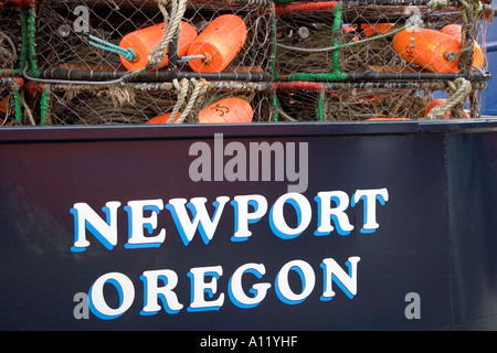 Un peschereccio fuori di Newport, Oregon è caricato con pentole di granchio. Foto Stock