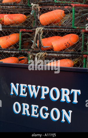 Un peschereccio fuori di Newport, Oregon è caricato con pentole di granchio. Foto Stock