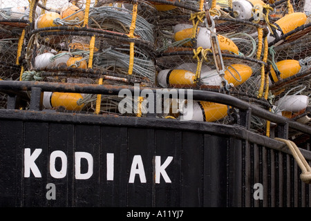 Un peschereccio fuori di Kodiak, Alaska è caricato con il granchio pentole. Foto Stock