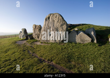 West Kennet Long Barrow antica chambered tumulo vicino ad Avebury Wiltshire Foto Stock