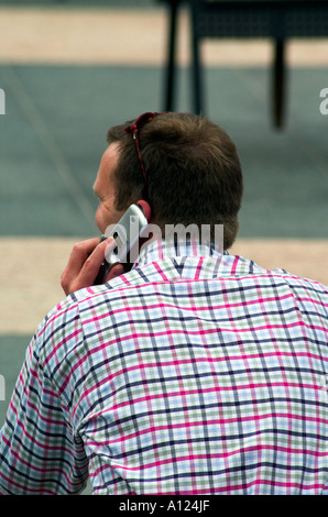 Uomo che indossa controllato shirt parlando al telefono cellulare, Union Square di San Francisco, California, Stati Uniti d'America Foto Stock