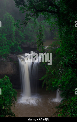 Heo Suwat cascata in Khao Yai Nationional Park Thailandia Foto Stock