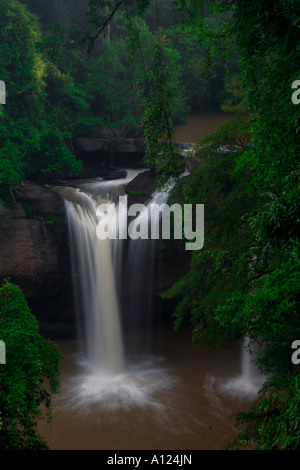 Heo Suwat cascata in Khao Yai Nationional Park Thailandia Foto Stock