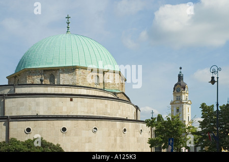 Ungheria Pecs Szechenyi ter piazza centrale Belvarosi Templom ex moschea di Gazi pascià Kasim ora una chiesa cattolica Foto Stock