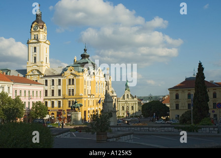 Ungheria Pecs Szechenyi ter centrale piazza Municipio torre dell orologio Foto Stock