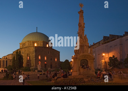 Ungheria Pecs Szechenyi ter piazza centrale Belvarosi Templom ex moschea di Gazi pascià Kasim ora una chiesa cattolica sera Foto Stock