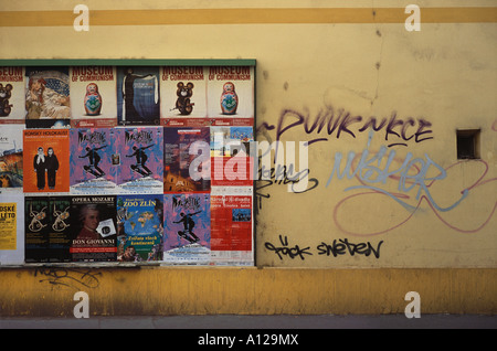 Poster e graffiti sul muro nel centro di Praga Foto Stock