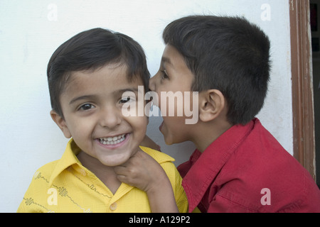 Due ragazzi indiani amici sorridenti ridere la riproduzione Foto Stock