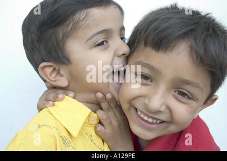 RSC74983 due indiani ragazzi sorridenti ridere giocando in India Foto Stock