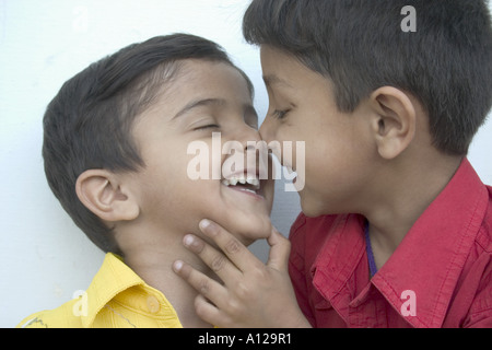 RSC74984 due indiani ragazzi sorridenti ridere giocando amare godendo di Dehradun Uttranchal India Modello rilasciato n. 542 Foto Stock