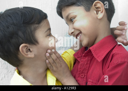 RSC74985 due indiani ragazzi sorridenti ridere giocando in India Foto Stock