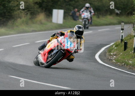 Guy Martin 5 getta acqua su tutta la strada da un radiatore soffiata sulla sua Suzuki Dundrod 150 Ulster Grand Prix Foto Stock