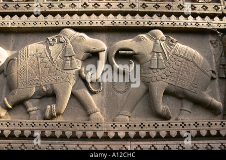 RSC75061 scultura di due elefanti con ghirlande nel loro tronchi, India Foto Stock