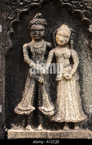 RSC75065 scultura di Indian giovane tenendo le mani sulle pareti del Ahilyabai tempio indù, India Foto Stock