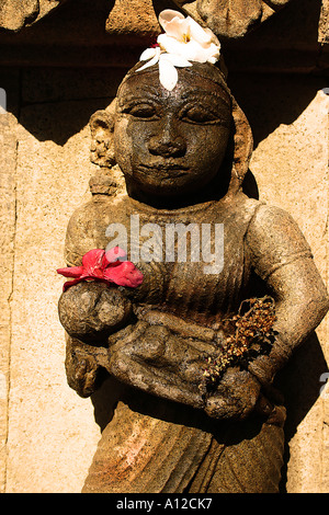 Scultura di madre e bambino indiano sulle pareti del tempio, India Foto Stock