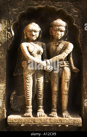 Scultura di coppia indiana che tiene le mani sulle pareti del tempio, India Foto Stock