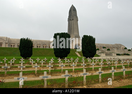 'Douaumont ossario con resti di 130.000 Francese non identificato WW1 soldati, e il cimitero di 15.000 tombe, Verdun, Francia " Foto Stock