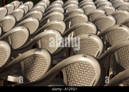 sedie vuote bianche in plastica Foto Stock