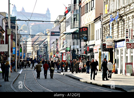 Obchodna street a Bratislava, Repubblica slovacca con castello storico in background Foto Stock