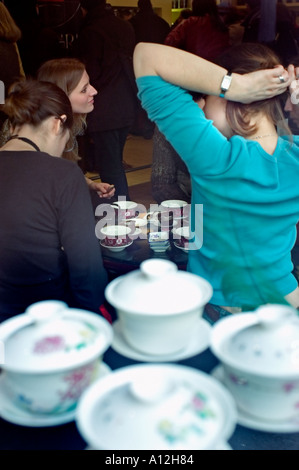 Parigi Francia, Chinatown giovani donne francesi in "Chinese Tea Room' 'Empire des TS' 'high tea" "tè" potabile Foto Stock