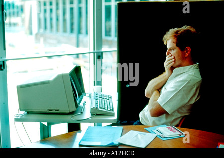 Francia (Parigi) Istruzione giovani uomini adulti studenti che lavorano su computer in laboratorio universitario INSEAD Business Foto Stock