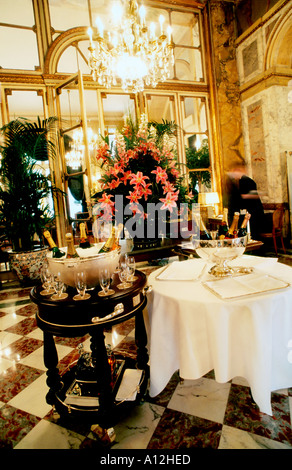 Paris France, 'ristorante francese di alta cucina', lussuosa sala da pranzo Interior Hotel de Crillon 'les Ambassadeurs' Champagne Bottles, elegante ristorante, Foto Stock