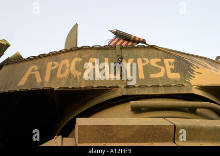 30 marzo 2003 vicino ad Diwaniyah Iraq un Marine dal 4° Battaglione 3 Marines guarda verso il cielo prima di passare verso il sacchetto Foto Stock