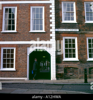 Un uomo a piedi attraverso un passaggio nei pressi di Grays Inn Square Londra Inghilterra REGNO UNITO Foto Stock