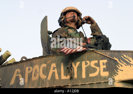 30 marzo 2003 vicino ad Diwaniyah Iraq un Marine dal 4° Battaglione 3 Marines guarda verso il cielo prima di passare verso il sacchetto Foto Stock