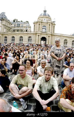 Parigi Francia, pubblico folla scena dall'alto, seduto in cortile ascolto di musica classica al 'Festival musicale' di primavera senato francia Foto Stock