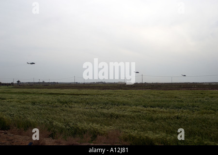 Marzo 2003 vicino ad Diwaniyah Iraq noi elicotteri pattuglia il cielo di Iraq come Marines passare verso Bagdad Kit R Roane Foto Stock