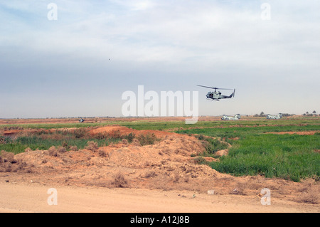 Marzo 2003 vicino ad Diwaniyah Iraq noi elicotteri pattuglia il cielo di Iraq come Marines passare verso Bagdad Kit R Roane Foto Stock