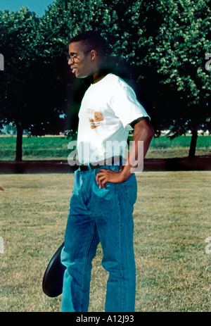 Sport Parigi French African Teen Male Outside in piedi nel profilo 'Etnicità Nera' Urban Black Boy Park, comunità nera parigi Foto Stock