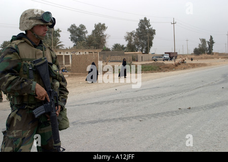 Marzo 2003 vicino ad Diwaniyah Iraq Marines americani in viaggio verso Bagdad Kit R Roane Foto Stock