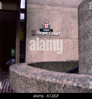 Corte Bryer segno Barbican Centre London REGNO UNITO Foto Stock