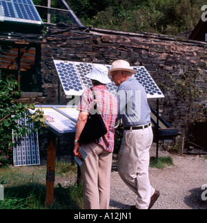 I visitatori che desiderano a energia solare energia e pannelli di celle fotovoltaiche presso il Centre for Alternative Technology Machynlleth Wales UK KATHY DEWITT Foto Stock