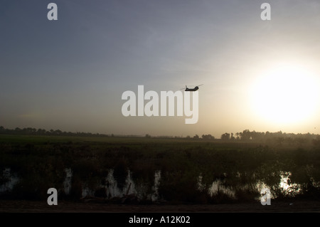 Marzo 2003 vicino ad Diwaniyah Iraq noi elicotteri pattuglia il cielo di Iraq come Marines passare verso Bagdad Kit R Roane Foto Stock