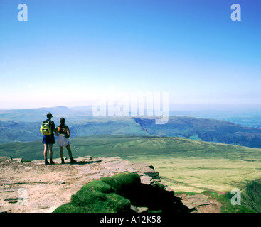 Coppia sulla cima di Corn Du, Brecon Beacons, Powys, Galles. Foto Stock