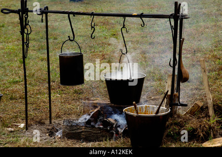 Per la cottura su un fuoco aperto in corrispondenza di un esercito continentale camp rievocazione storica sul campo di battaglia di Yorktown in Virginia. Fotografia digitale Foto Stock