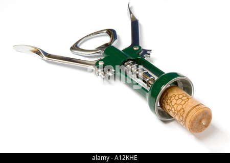 Verde apribottiglie con sughero ancora in cavatappi isolati contro uno sfondo bianco Foto Stock