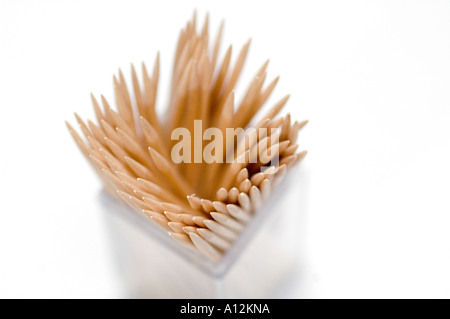 Scatola di bastoncini da cocktail stuzzicadenti isolato su sfondo bianco Foto Stock